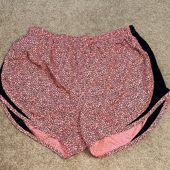 NIKE Dri Fit Pink Pebbled Pattern Running Shorts Size Medium Coral and Black - Picture 2 of 7